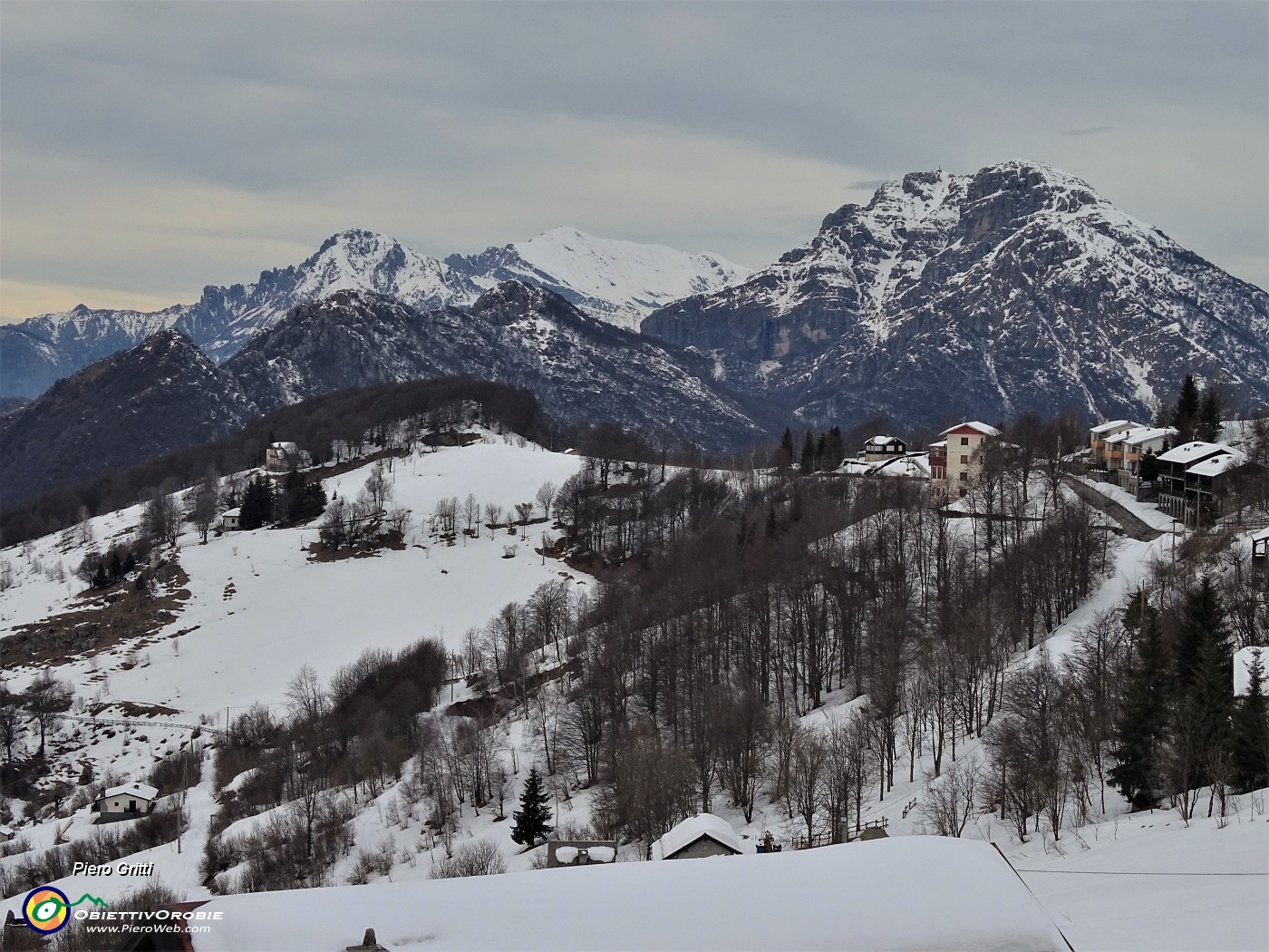 93 Scendendo dal Monte Tesoro vista verso il Monte Ocone, prima cimetta della costiera.JPG